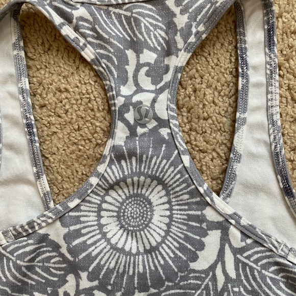 Lululemon racer back tank size 4 - Picture 2 of 3